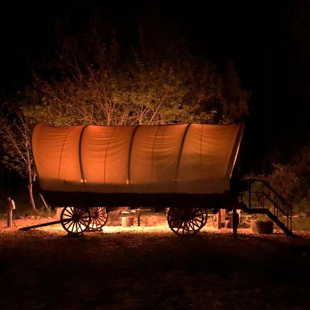 Cozy Wild West Covered Wagon Next To River แกรนท์พาส ภายนอก รูปภาพ