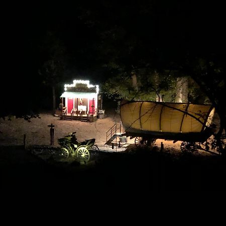 Cozy Wild West Covered Wagon Next To River แกรนท์พาส ภายนอก รูปภาพ