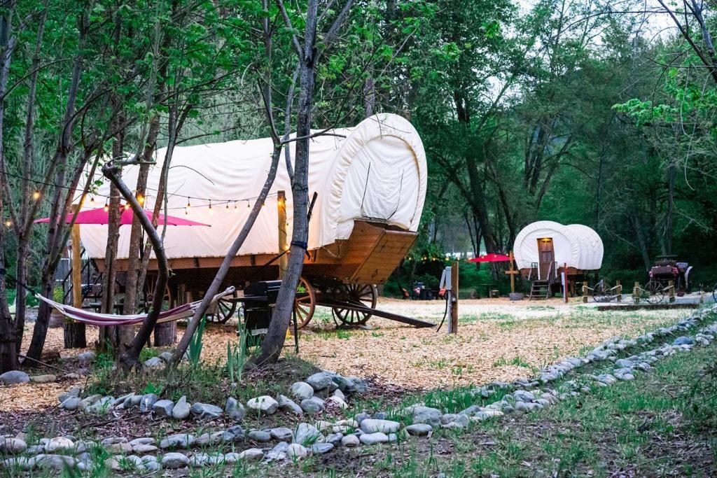 Cozy Wild West Covered Wagon Next To River แกรนท์พาส ภายนอก รูปภาพ