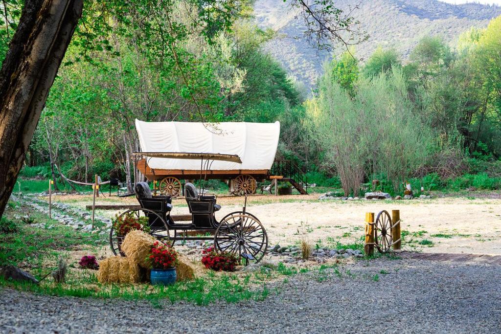 Cozy Wild West Covered Wagon Next To River แกรนท์พาส ภายนอก รูปภาพ