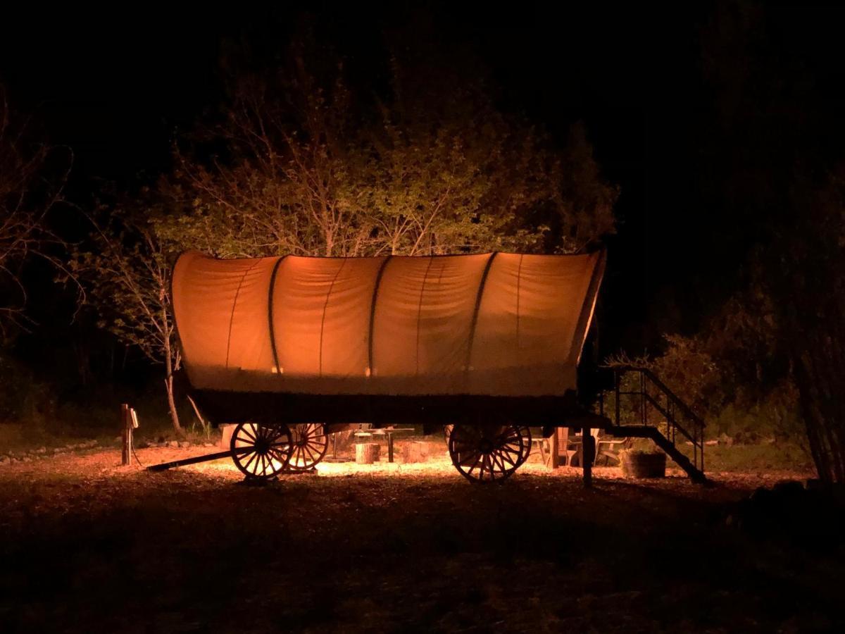 Cozy Wild West Covered Wagon Next To River แกรนท์พาส ภายนอก รูปภาพ