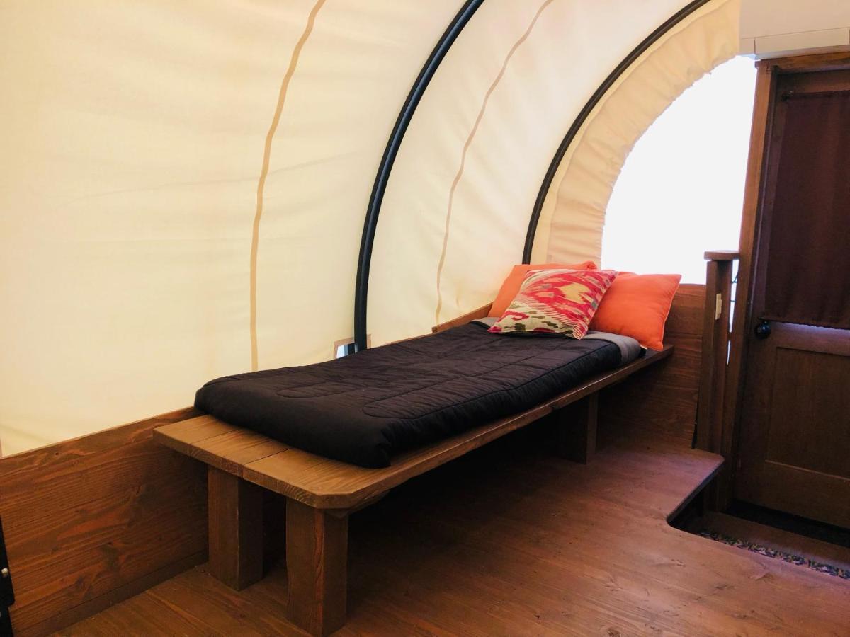 Cozy Wild West Covered Wagon Next To River แกรนท์พาส ภายนอก รูปภาพ