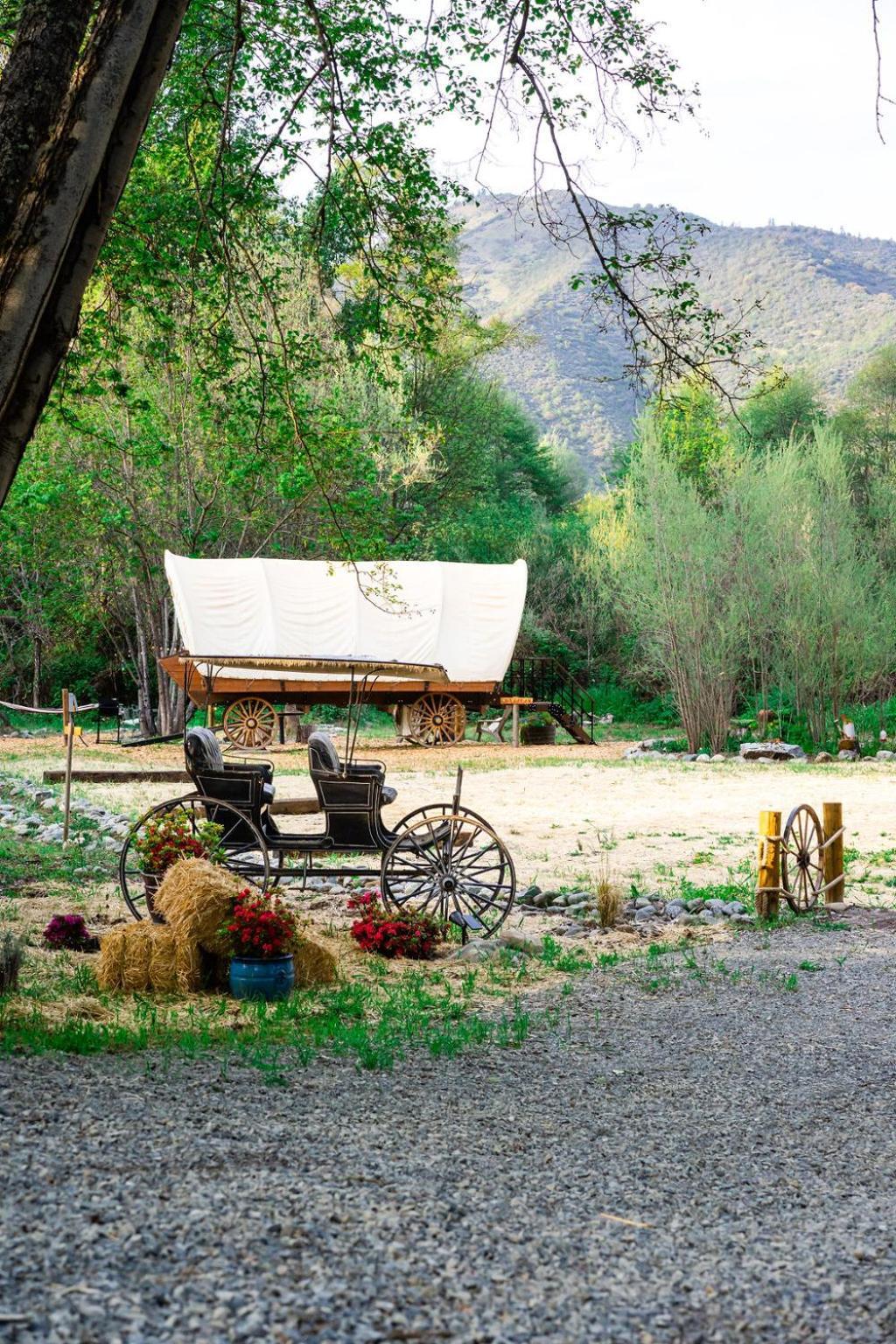 Cozy Wild West Covered Wagon Next To River แกรนท์พาส ภายนอก รูปภาพ