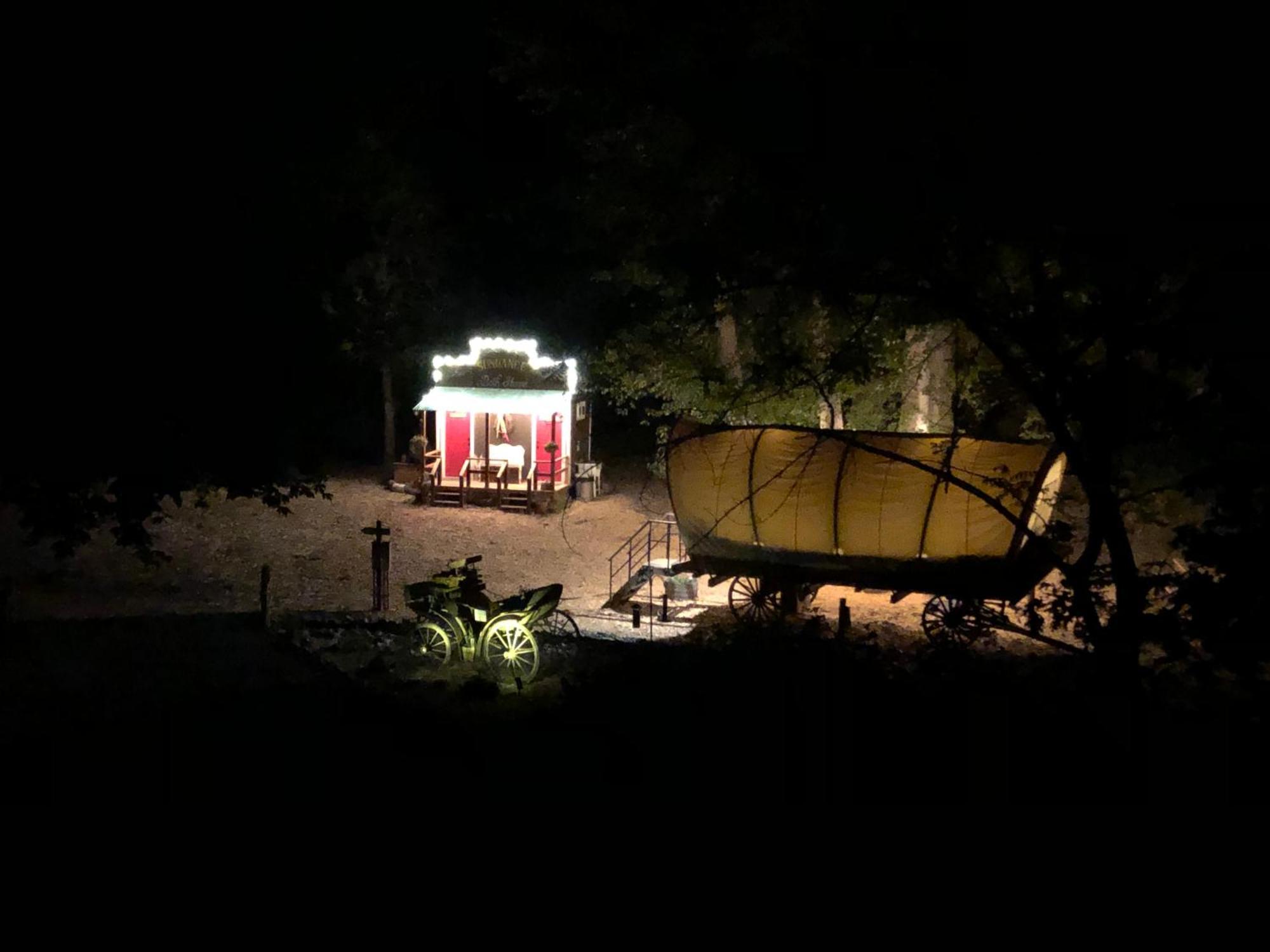 Cozy Wild West Covered Wagon Next To River แกรนท์พาส ภายนอก รูปภาพ